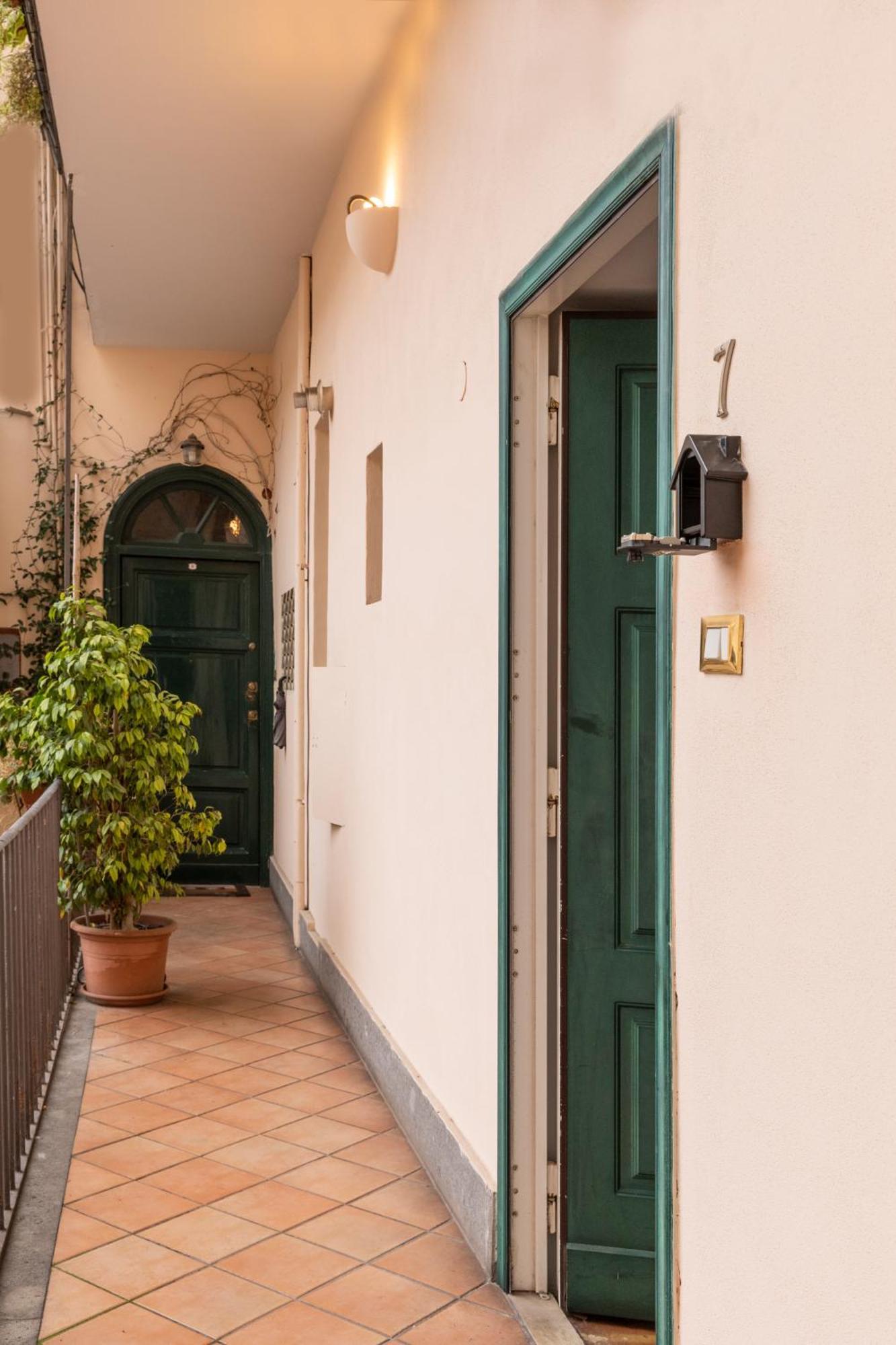 Colosseo Apartment- Heart Of Rione Monti โรม ภายนอก รูปภาพ